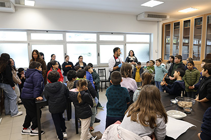 formador com os mini chefs no workshop de castanhas