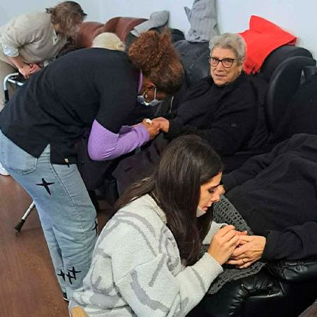 alunos da epralima prestam cuidados de estetica aos utentos do ASCFB