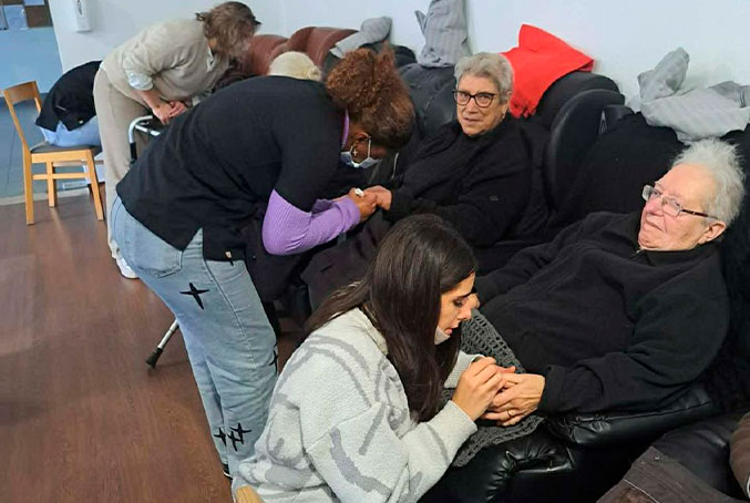 alunos da epralima prestam cuidados de estetica aos utentos do ASCFB