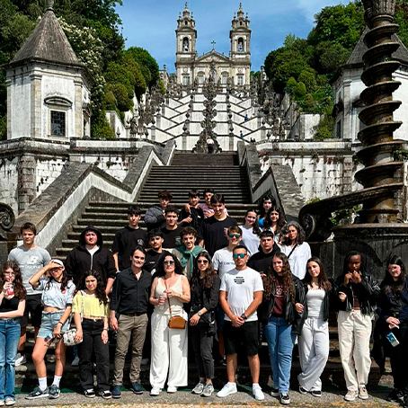 alunos da epralima na escadaria do bom jesus de braga