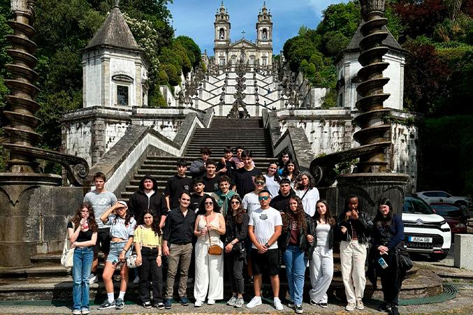 alunos da epralima na escadaria do bom jesus de braga