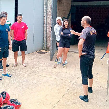 alunos da epralima na aula de canoagem no rio vez