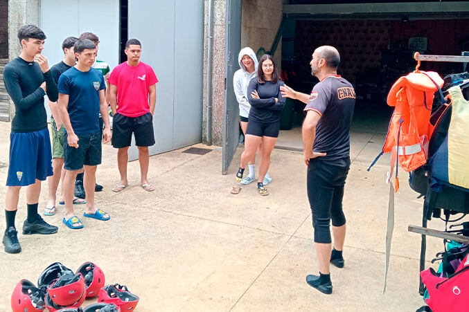 alunos da epralima na aula de canoagem no rio vez