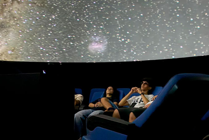 alunos no fulldome do centro de criatividade himalaya
